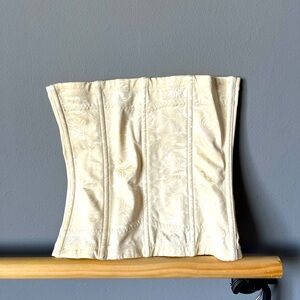 Maidenform shapewear - NWOT. Small